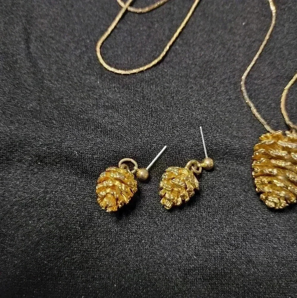 Gold Pinecone pendant and earrings set - Picture 5 of 8